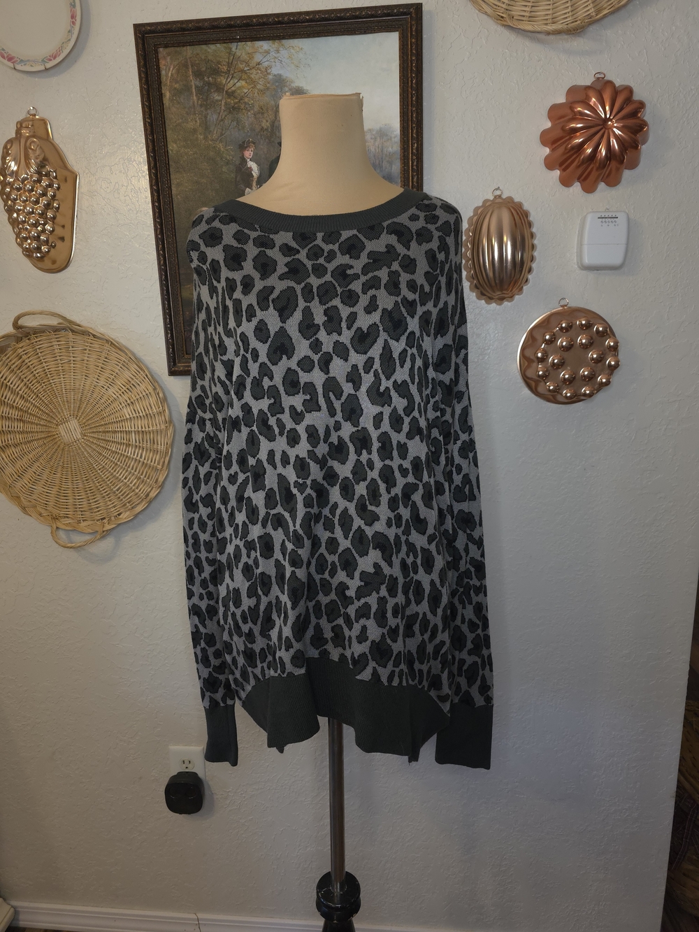 Isaac Mizrahi New York Leopard Print Tunic Sweater Large Gray Black Mobwife